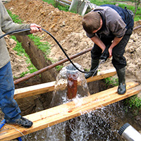 Как организовать водоснабжение из скважины: два способа подачи воды в частный дом