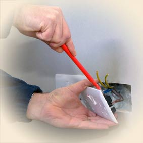 Установка дополнительных розеток в квартире